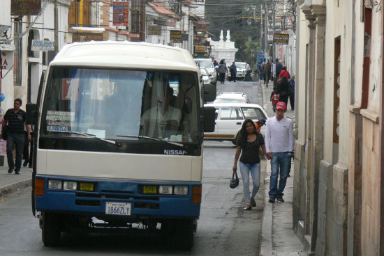 INCMODO. En algunas calles del centro, el ancho de las aceras es inferior a 50 centmetros.