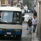 INCMODO. En algunas calles del centro, el ancho de las aceras es inferior a 50 centmetros.