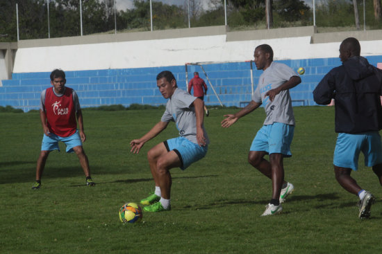 La prctica del cuadro estudiantil ayer, en la cancha de csped natural de El Bosquecillo.