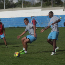 La prctica del cuadro estudiantil ayer, en la cancha de csped natural de El Bosquecillo.