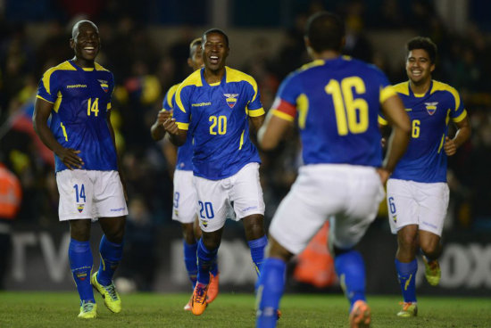 Los jugadores ecuatorianos celebran uno de los goles sobre Australia.