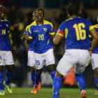 Los jugadores ecuatorianos celebran uno de los goles sobre Australia.