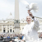 FIGURA. El Papa Francisco se gan a multitudes desde el primer da de su Pontificado, hace casi un ao.