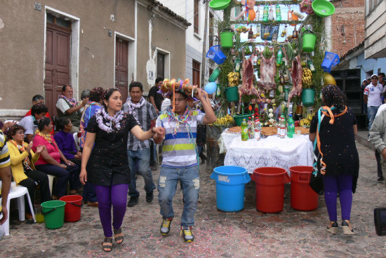 ALEGRA: Los pasantes encabezaron la celebracin del Carnaval de Surapata.