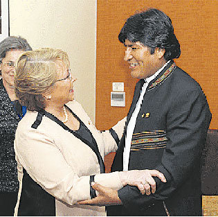 DIPLOMACIA. La presidenta chilena electa Michelle Bachelet y el presidente Evo Morales.