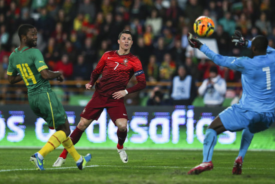 Cristiano Ronaldo (c) fue la figura de Portugal en el amistoso contra Camern, el mircoles pasado.