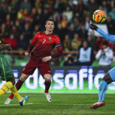 Cristiano Ronaldo (c) fue la figura de Portugal en el amistoso contra Camern, el mircoles pasado.