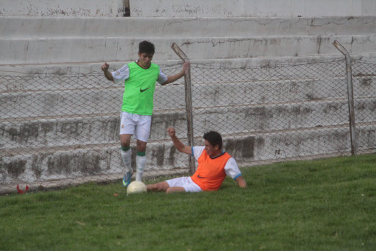 El decano del balompi chuquisaqueo hizo ftbol ayer, en el estadio Sucre.