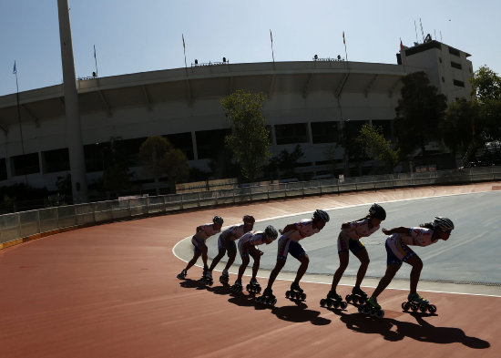 El equipo de patinaje de Venezuela entrena en el patindromo.