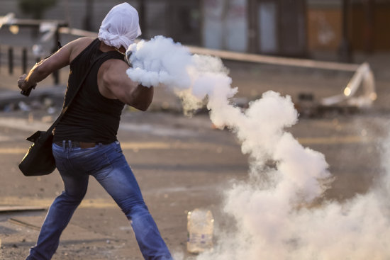 REPRESIN. Militares venezolanos volvieron a reprimir ayer a cientos de manifestantes en ciudades como Caracas y Miranda.