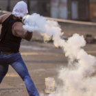 REPRESIN. Militares venezolanos volvieron a reprimir ayer a cientos de manifestantes en ciudades como Caracas y Miranda.