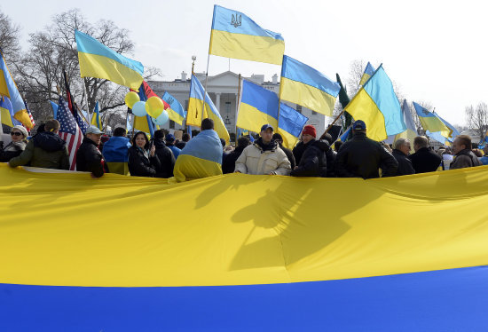 PROTESTA. Ucranianos residentes en Estados Unidos protestaron contra Rusia en Washington.