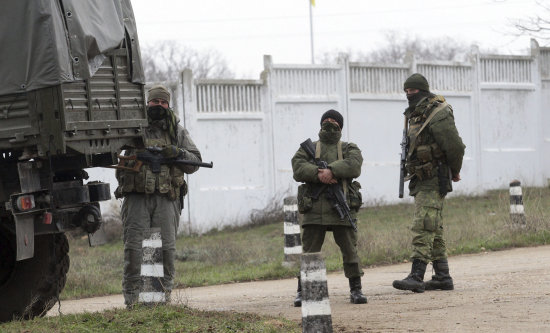 VIGILIA. Soldados no identificados, pero supuestamente rusos, en Crimea.