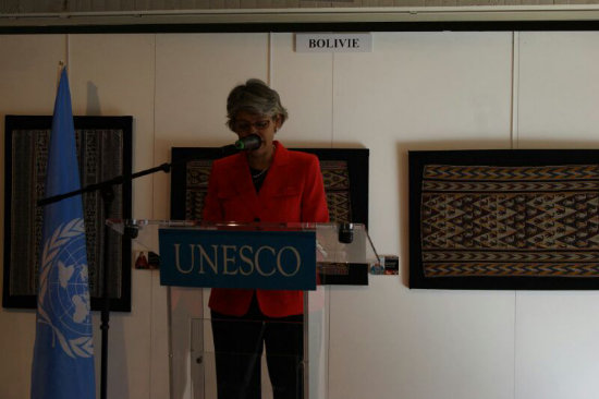 EXPOSICIN: La directora general de la UNESCO, Irina Bokova, admira los textiles bolivianos.