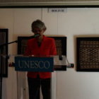 EXPOSICIN: La directora general de la UNESCO, Irina Bokova, admira los textiles bolivianos.