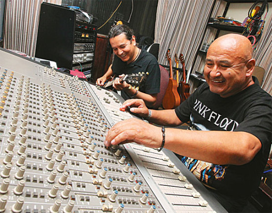 DO: El guitarrista Glen Vargas y el cantautor Jaime Junaro.