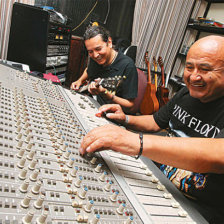 DO: El guitarrista Glen Vargas y el cantautor Jaime Junaro.