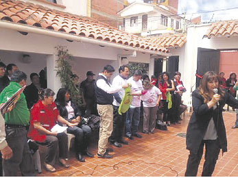 APERTURA. Autoridades en la casa.