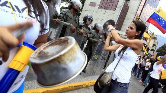 PROTESTA. La movilizacin ciudadana frente al Ministerio de la Alimentacin en Caracas.