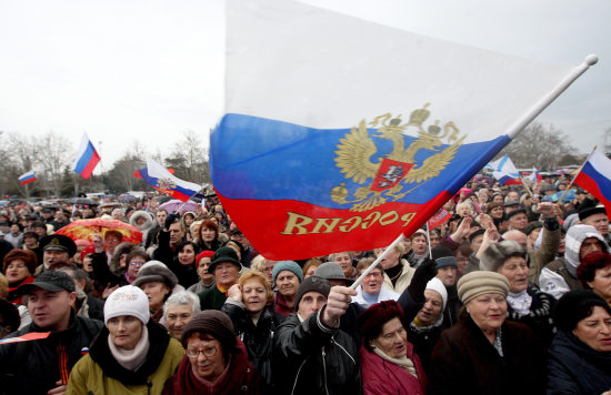 CONFLICTO: Civiles pro Rusia enarbolan una bandera de la Federacin Rusa durante una concentracin en Crimea.