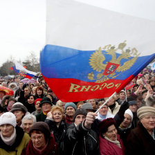 CONFLICTO: Civiles pro Rusia enarbolan una bandera de la Federacin Rusa durante una concentracin en Crimea.