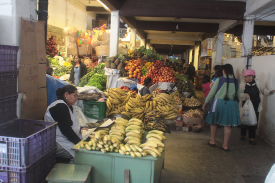 OFERTA. La variedad de productos locales que llenan los mercados de la ciudad.