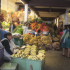 OFERTA. La variedad de productos locales que llenan los mercados de la ciudad.