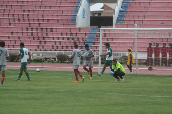 Jos Luis Buhezo (c) marc el segundo gol para el triunfo de Fancesa, ayer, sobre Alcal, en el estadio Patria.