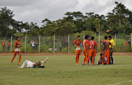 Un pasaje de partido jugado en Cobija, entre Universitario y Calleja.