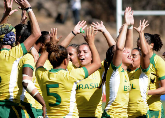 Jugadoras del equipo de rugby de Brasil celebran un punto ante Argentina.