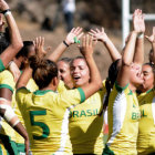 Jugadoras del equipo de rugby de Brasil celebran un punto ante Argentina.