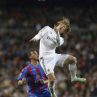 El volante croata del Real Madrid Luka Modric (d) remata de cabeza ante la marca de un jugador del Levante.