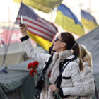 TENSIN. Una mujer ucraniana hace una fotografa en la plaza Independencia de Kiev.