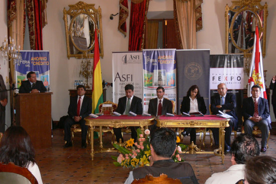 LANZAMIENTO. Autoridades de la ASFI, del BCB y de la ASOBAN Sucre durante la presentacin oficial de la indita actividad en la Capital.