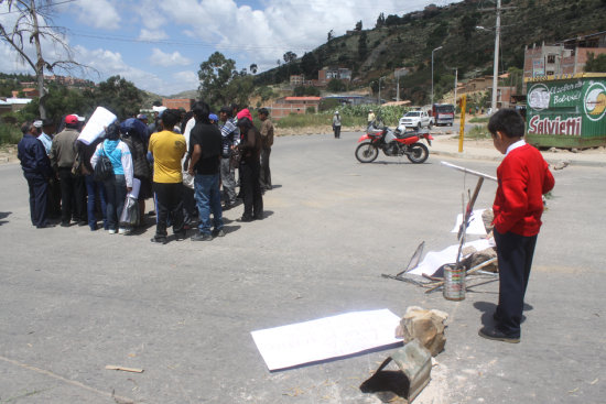 protesta: Vecinos del barrio Santo Domingo y sectores aledaos bloquearon la avenida 6 de Agosto perjudicando a vecinos y turistas.