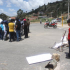 protesta: Vecinos del barrio Santo Domingo y sectores aledaos bloquearon la avenida 6 de Agosto perjudicando a vecinos y turistas.