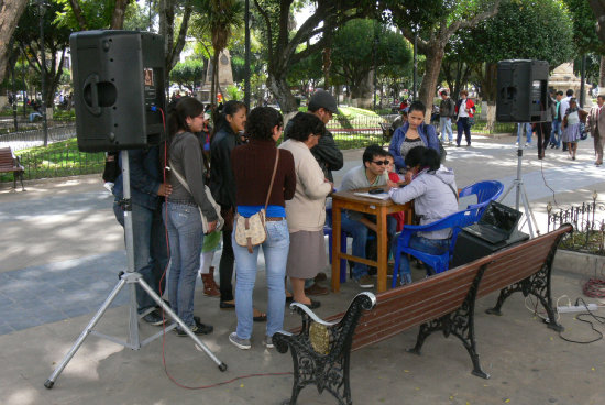 INCRIPCIN. Uno de los puntos fijos de inscripcin de militantes del MAS en la Plaza 25 de Mayo.