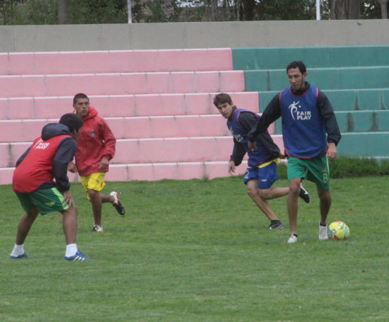 Mauricio Saucedo (d) hizo ftbol ayer, en la cancha de Fancesa.