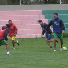 Mauricio Saucedo (d) hizo ftbol ayer, en la cancha de Fancesa.