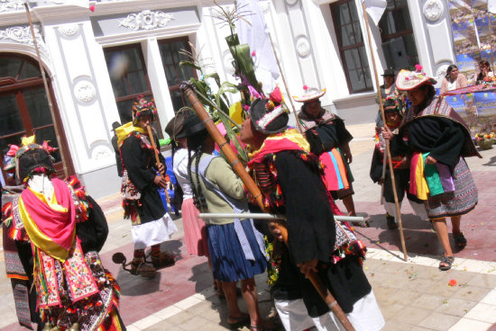 FIESTA. La demostracin de las danzas de la cultura yampara ayer, en la Gobernacin.