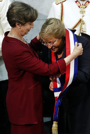 INVESTIDURA. Bachelet recibe la banda de manos de Isabel Allende, presidenta del Senado.