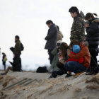 RECUERDO. Varias personas guardan un minuto de silencio por el tsunami en Sendai.