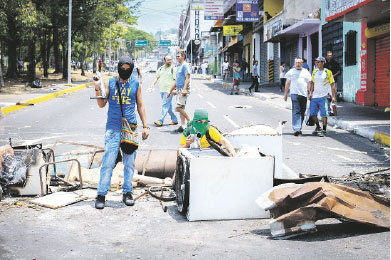 BARRICADAS. Jvenes movilizados se atrincheran en ciudades venezolanas como San Cristbal.