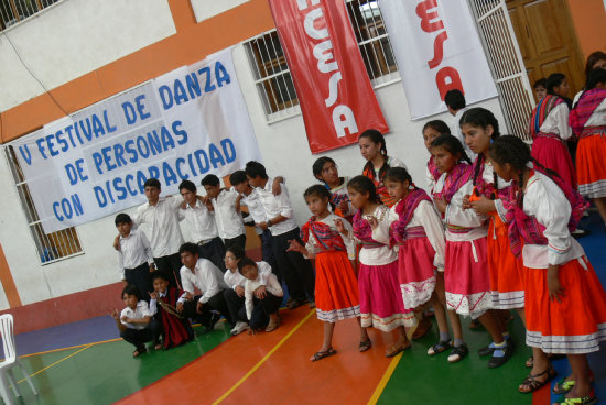 ESFUERZO. Los estudiantes presentaron su talento y dedicacin en danzas.