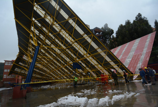 DESASTRE. As qued el tinglado de la Universidad Salesiana, tras una intensa granizada la tarde de ayer en La Paz.