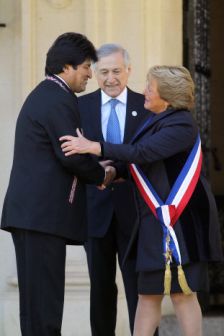 POSESIN. El presidente Evo Morales saluda a la nueva mandataria chilena, Michelle Bachelet.