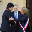 POSESIN. El presidente Evo Morales saluda a la nueva mandataria chilena, Michelle Bachelet.