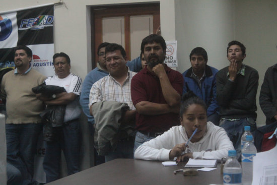 Ernesto Soliz y Lorgio Sandoval (i) durante el acto eleccionario de anoche, en oficinas de AADESU.