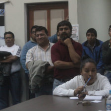 Ernesto Soliz y Lorgio Sandoval (i) durante el acto eleccionario de anoche, en oficinas de AADESU.