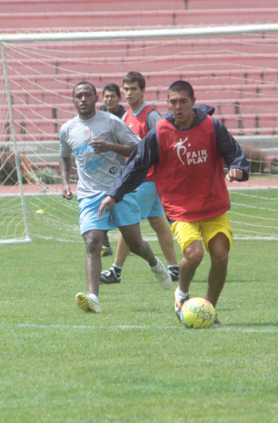 Los estudiantiles cerraron prcticas ayer en el estadio Patria, antes de emprender viaje a Oruro.